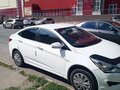 2015 Hyundai Solaris I Рестайлинг, белый, 630000 рублей - вид 2