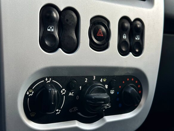 2013 Renault Logan I Рестайлинг, бежевый, 650000 рублей - вид 13