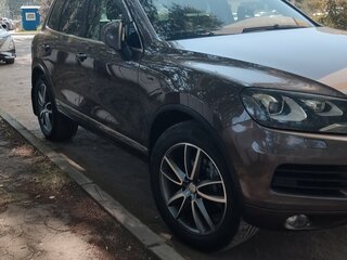 2013 Volkswagen Touareg II, коричневый, 2350000 рублей, вид 1