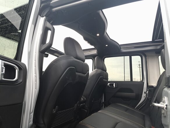 2024 Jeep Wrangler 4xe IV (JL) Рестайлинг, серебристый, 4850000 рублей - вид 9