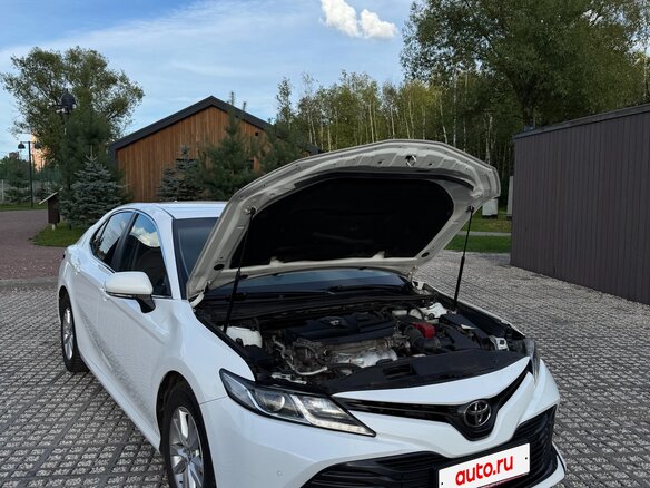 2019 Toyota Camry VIII (XV70), белый, 2600000 рублей - вид 2