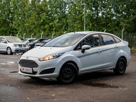 2015 Ford Fiesta Mk6 Рестайлинг, белый, 460000 рублей, вид 1