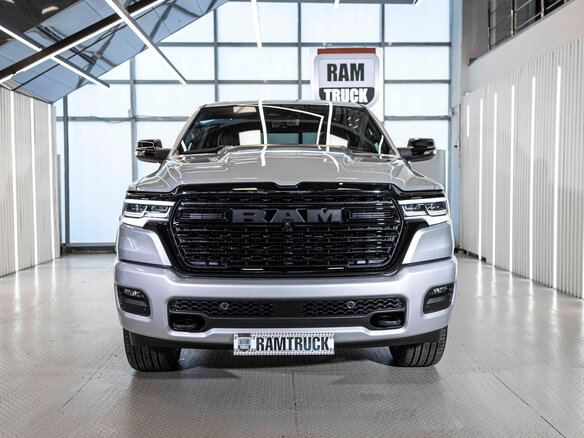 2026 Ram 1500 Crew Cab V Рестайлинг, серебристый, 12105636 рублей - вид 4