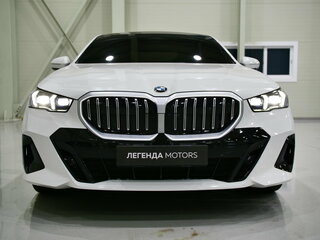 2024 BMW 5 серии 530i xDrive VIII (G60/G61/G68), белый, 7800000 рублей, вид 3