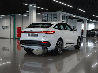 2026 Audi Q5 Sportback TFSI quattro S tronic II (GU), белый, 9200000 рублей, вид 4