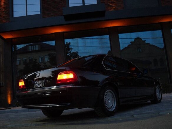 2000 BMW 7 серии 740i III (E38) Рестайлинг, чёрный, 1550000 рублей - вид 3