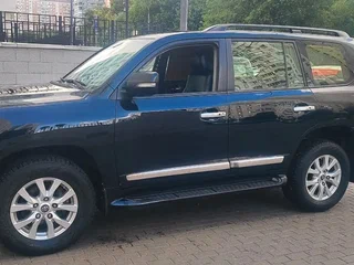 2015 Toyota Land Cruiser 200 Series Рестайлинг 1, чёрный, 2700000 рублей, вид 1
