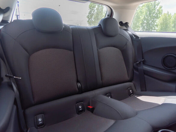 2022 Mini Hatch Cooper III (F55/F56) Рестайлинг 2, красный, 3050000 рублей - вид 5