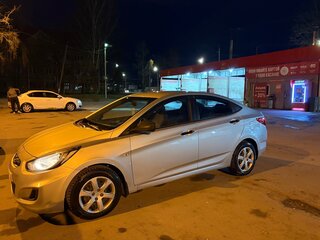 2013 Hyundai Solaris I, серебристый, 650000 рублей, вид 4