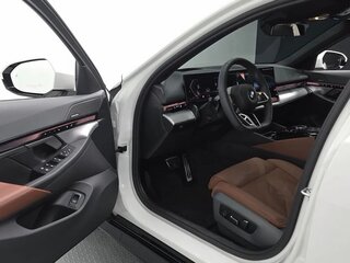 2024 BMW 5 серии 530i xDrive VIII (G60/G61/G68), белый, 8200000 рублей, вид 5