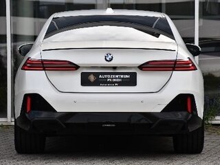 2025 BMW 5 серии 520d xDrive VIII (G60/G61/G68), серебристый, 7904973 рублей, вид 4