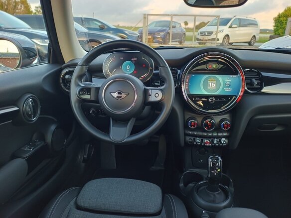 2022 Mini Hatch Cooper III (F55/F56) Рестайлинг 2, красный, 2795000 рублей - вид 10