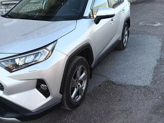 2019 Toyota RAV4 V (XA50), серебристый, 3000000 рублей, вид 1