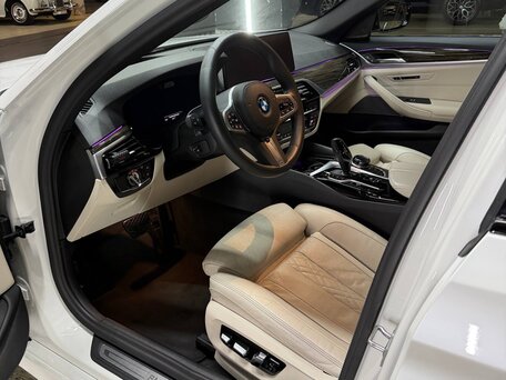2020 BMW 5 серии 540i VII (G30/G31/G38) Рестайлинг, белый, 4990000 рублей, вид 5