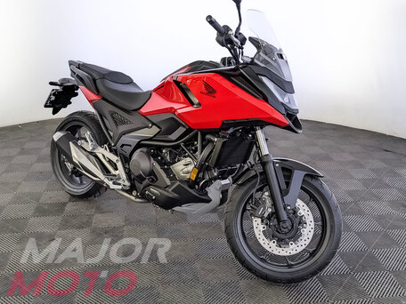 2025 Honda NC 750X, красный, 1499900 рублей, вид 2