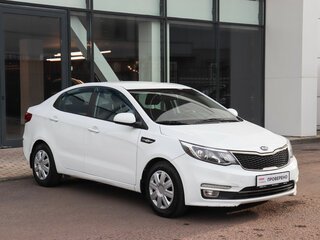 2016 Kia Rio III Рестайлинг, белый, 1050000 рублей, вид 3