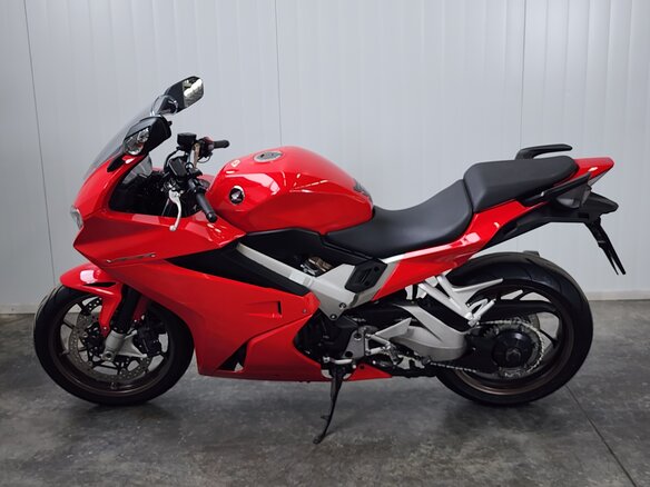 2015 Honda VFR 800, красный, 719000 рублей - вид 4