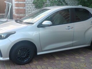 2021 Toyota Yaris IV, серебристый, 1420000 рублей, вид 5