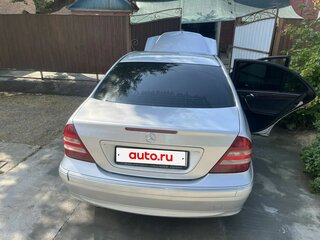 2005 Mercedes-Benz C-Класс 230 II (W203) Рестайлинг, серебристый, 630000 рублей, вид 2