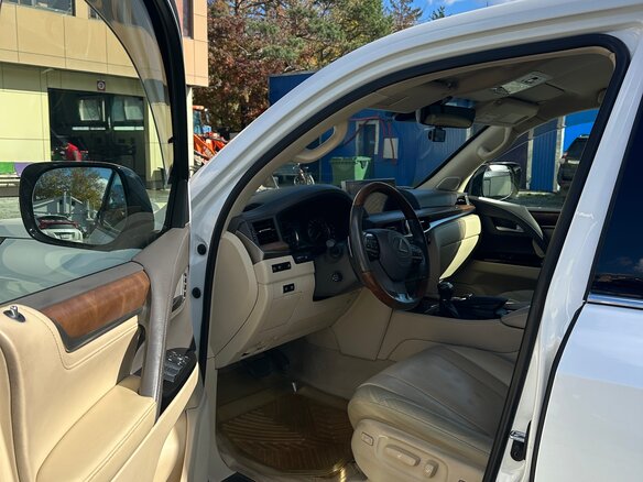 2017 Lexus LX 450d III Рестайлинг 2, белый, 7300000 рублей - вид 3