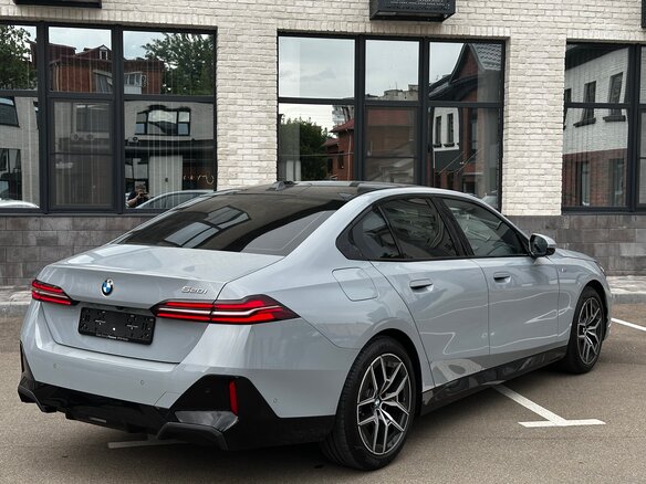 2024 BMW 5 серии 520i VIII (G60/G61/G68), серый - вид 2