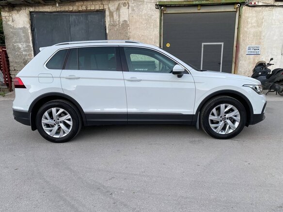 2021 Volkswagen Tiguan II Рестайлинг, белый, 2800000 рублей - вид 2