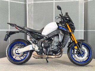 2023 Yamaha MT-09 (FZ-09), серебристый, 1127000 рублей, вид 1