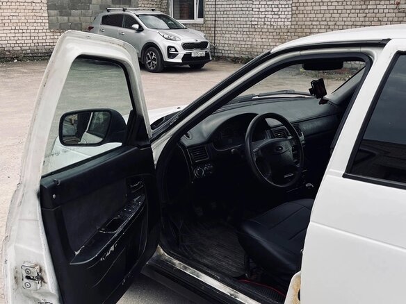 2010 Lada (ВАЗ) Priora I, белый, 165000 рублей - вид 9