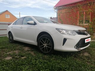 2015 Toyota Camry VII (XV50) Рестайлинг, белый, 1910000 рублей, вид 2