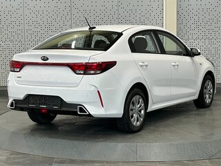 2021 Kia Rio IV Рестайлинг, белый, 1130000 рублей, вид 2