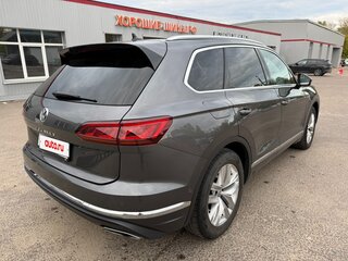 2021 Volkswagen Touareg III, серый, 5790000 рублей, вид 3
