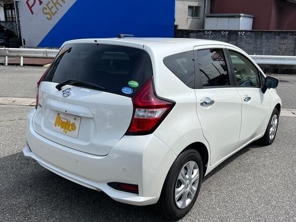 2020 Nissan Note II Рестайлинг, белый, 700000 рублей - вид 3