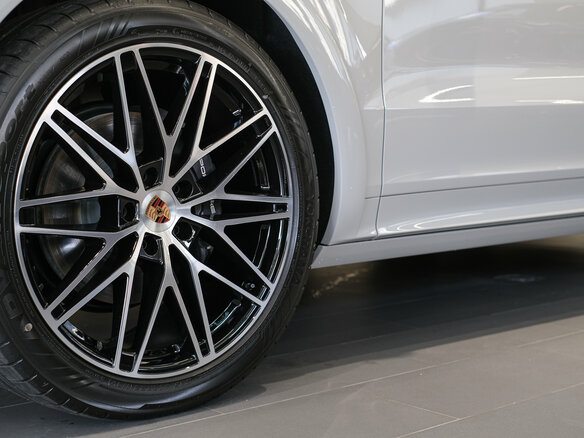 2026 Porsche Cayenne Coupé III Рестайлинг, серый, 20800000 рублей - вид 8