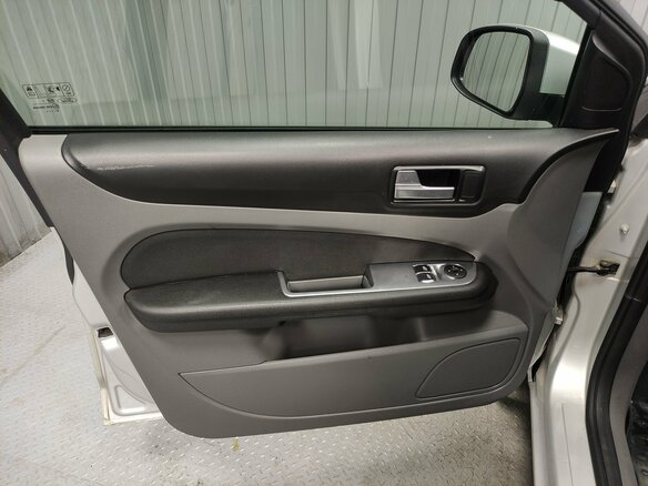 2010 Ford Focus II Рестайлинг, серебристый, 475000 рублей - вид 13