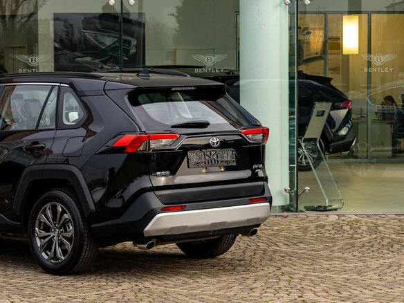 2022 Toyota RAV4 V (XA50), чёрный, 2925000 рублей - вид 9