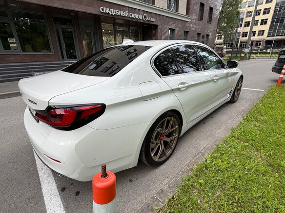 2020 BMW 5 серии 530e xDrive VII (G30/G31/G38) Рестайлинг, белый - вид 1