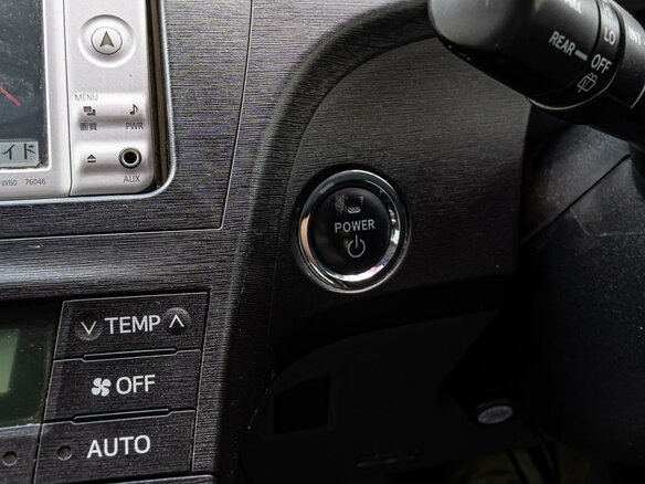 2011 Toyota Prius III (XW30), зелёный - вид 13