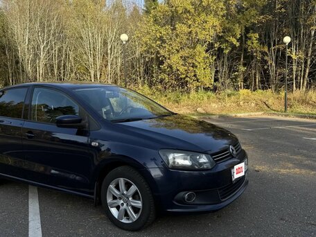 2012 Volkswagen Polo V, синий, вид 2