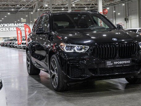 2022 BMW X5 45e IV (G05/G18), чёрный, 6724172 рублей, вид 4