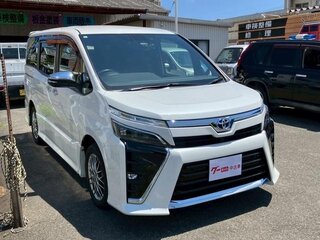 2021 Toyota Voxy III (R80) Рестайлинг, белый, 2250000 рублей, вид 3