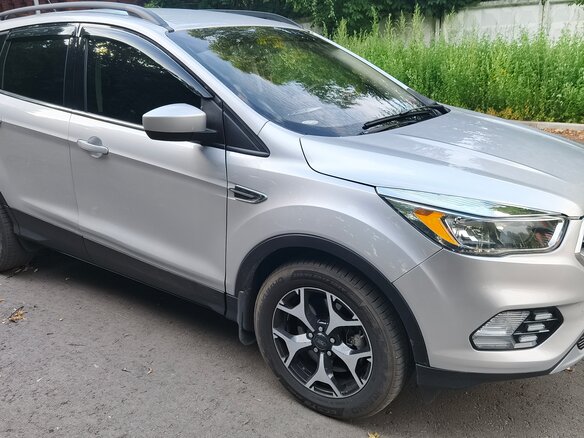 2017 Ford Escape III Рестайлинг, серебристый - вид 4