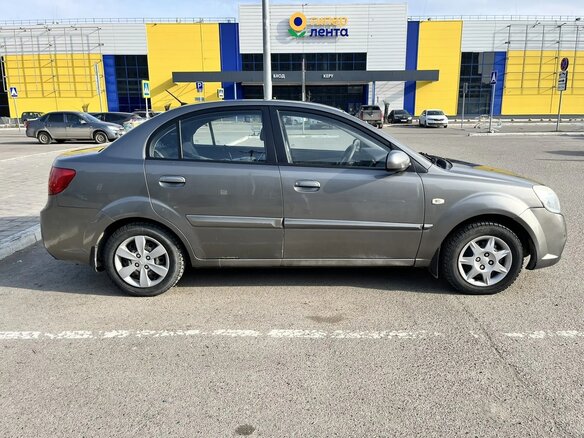 2010 Kia Rio II Рестайлинг, серебристый, 400000 рублей - вид 2