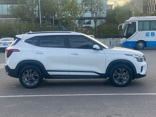 2023 Kia Seltos I Рестайлинг, белый, 1580000 рублей, вид 5