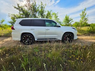 2016 Lexus LX 570 III Рестайлинг 2, белый, 10900000 рублей, вид 4