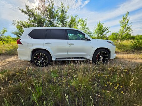 2016 Lexus LX 570 III Рестайлинг 2, белый, 11400000 рублей, вид 4