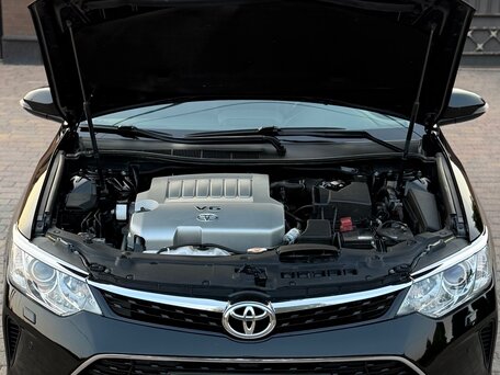 2017 Toyota Camry VII (XV50) Рестайлинг 2, чёрный, 2390000 рублей, вид 3