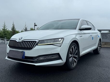 2023 Skoda Superb III Рестайлинг, белый, 2350000 рублей, вид 1