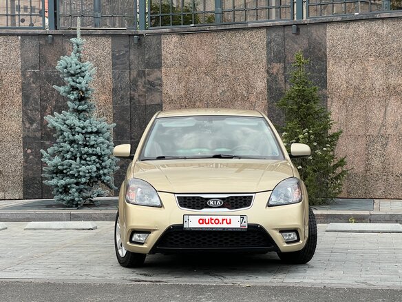 2011 Kia Rio II Рестайлинг, бежевый - вид 2