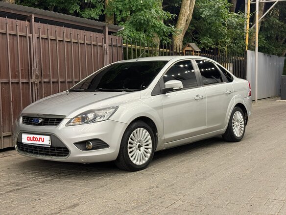 2010 Ford Focus II Рестайлинг, серебристый - вид 1