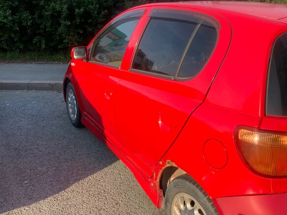 2003 Toyota Vitz I (P10), красный, 240000 рублей - вид 4